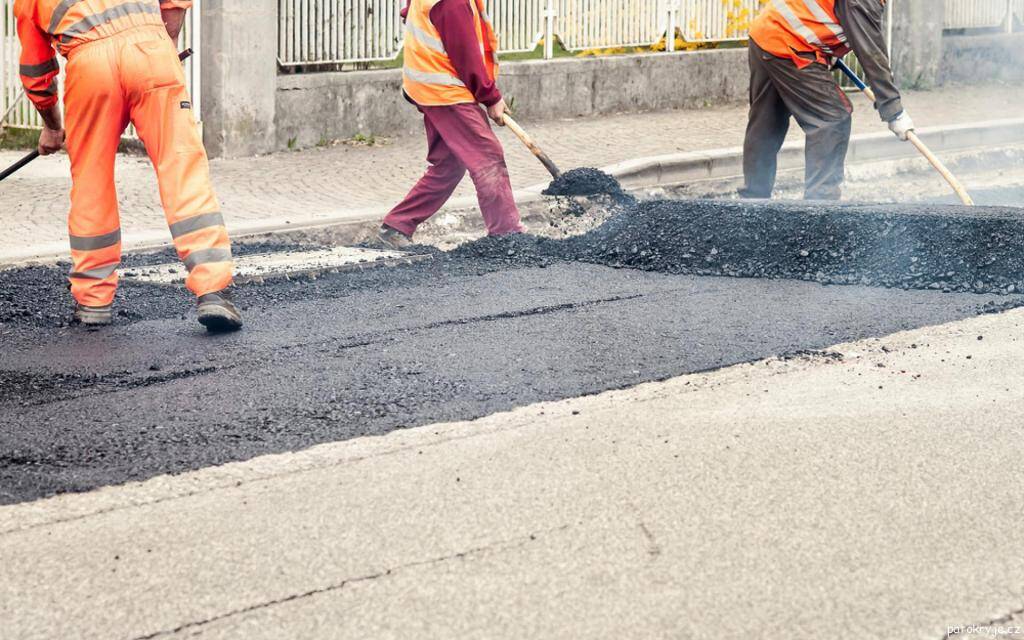 Ministerská hra o peníze. Opravy silnic v menších obcích – nula